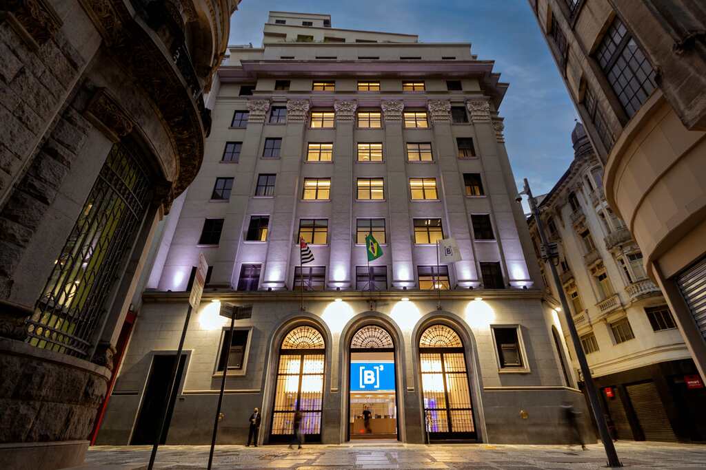 Ibovespa bate recorde histórico, supera 180 mil pontos e acumula alta de 13,3% em 2026